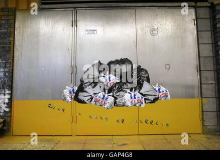 Une œuvre de l'artiste de graffiti Banksy au festival des canettes dans un tunnel routier de Leake Street, Lambeth, Londres. Banque D'Images