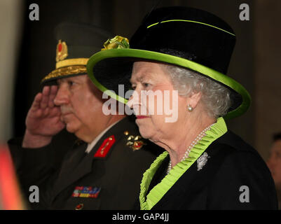 La reine Elizabeth II lors d'une cérémonie de pose de couronne à Anitkabir, pour le mémorial à Mustafa Kemal Ataturk, le premier président de la République de Turquie, dans le cadre de leur visite d'État en Turquie. Banque D'Images