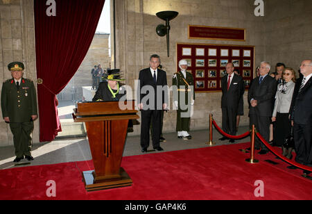 La reine Elizabeth II fait une entrée dans le Livre d'honneur lors d'une visite à Anitkabir, pour le mémorial à Mustafa Kemal Ataturk, le premier Président de la République de Turquie, dans le cadre de leur visite d'État en Turquie. Banque D'Images