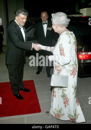 La reine Elizabeth II de Grande-Bretagne est accueillie par le Président Abdullah Gul lorsqu'elle arrive au Palais présidentiel pour un banquet d'État en son honneur le premier jour de leur visite d'État en Turquie. Banque D'Images