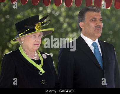 La reine Elizabeth II de Grande-Bretagne assiste à une cérémonie de bienvenue au Palais présidentiel avec le président Abdullah Gul (à droite) le premier jour de leur visite d'État en Turquie. Banque D'Images