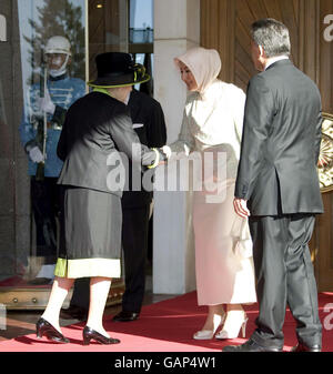 La reine Elizabeth II de Grande-Bretagne rencontre l'épouse du président Abdullah Gul, Hayrunnisa Gul, lors d'une cérémonie de bienvenue au Palais présidentiel le premier jour de leur visite d'État en Turquie. Banque D'Images