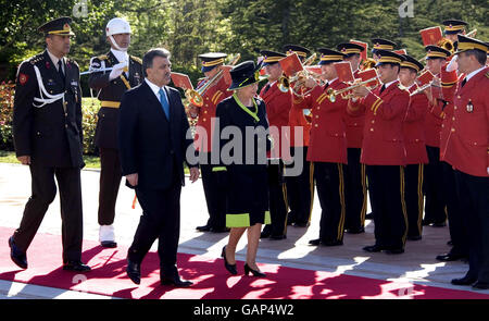 La reine Elizabeth II de Grande-Bretagne inspecte une garde d'honneur au Palais présidentiel avec le président Abdullah Gul le premier jour de leur visite d'État en Turquie. Banque D'Images