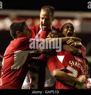 Lee trundle de Bristol City est saisi par les coéquipiers Louis Carey (haut), Marvin Elliott (r) et Bradley Orr après avoir marquant son premier but de côté du jeu Banque D'Images