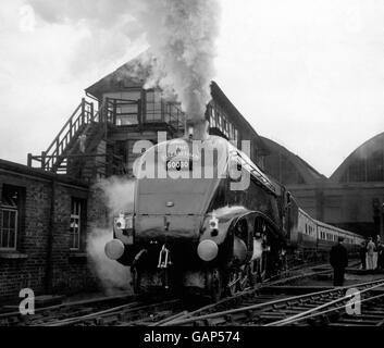 Transports - locomotives à vapeur - l'Elizabethan - King's Cross Station - 1954 Banque D'Images