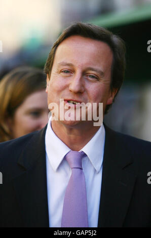 Le chef conservateur David Cameron lors d'une promenade au centre commercial Priory Meadow lors d'une visite à Hastings dans East Sussex. Banque D'Images