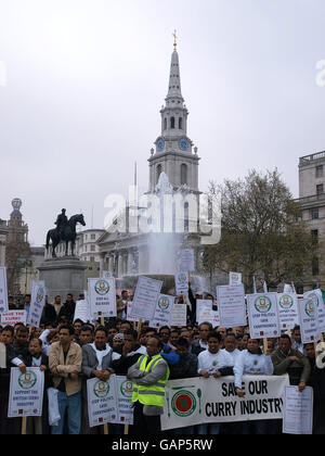 Des manifestants de l'Alliance de restauration ethnique, avec des membres des communautés du Bangladesh, de l'Inde, du Pakistan, de la Chine et de la Turquie, manifestent contre l'Agence britannique de la frontière et de l'immigration à Trafalgar Square à Londres. Banque D'Images