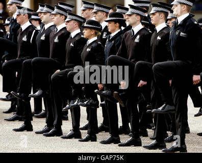 Quelques nouvelles recrues lors de leur parade de passage au collège de police de Tulliallan, en Écosse. Banque D'Images