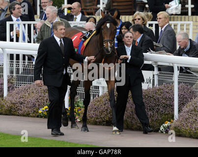 Courses hippiques - bet365 Gold Cup Meeting - Premier jour - Sandown Racecourse.Demandez dans l'anneau de parade avant de gagner les mises de Gordon Richards bet365 lors de la rencontre de la coupe d'or bet365 à l'hippodrome de Sandown, Surrey. Banque D'Images