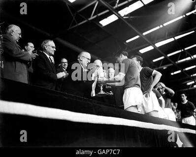 Le maire de Londres, Sir Ralph Ferring, présente la coupe amateur FA au capitaine de Wimbledon Roy Law après la victoire de son équipe en 4-2 Banque D'Images