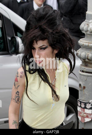 Questionnaire sur les attaques de la police Winehouse.Amy Winehouse arrive au poste de police de Holborn pour être interrogé sur une agression présumée. Banque D'Images