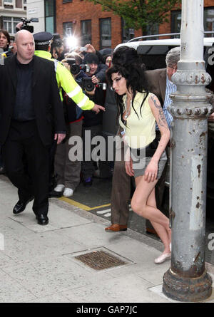 Amy Winehouse arrive au poste de police de Holborn pour être interrogé sur une agression présumée. Banque D'Images