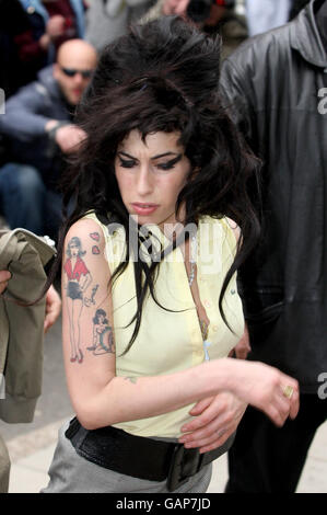 Winehouse agression police quiz Banque D'Images