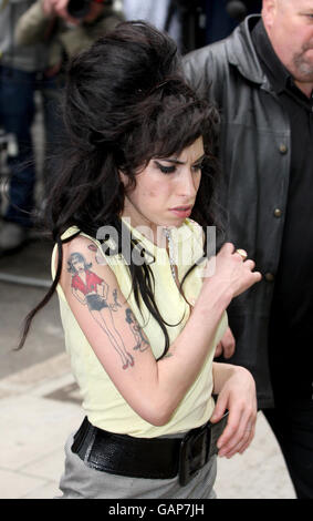 Amy Winehouse arrive au poste de police de Holborn pour être interrogé sur une agression présumée. Banque D'Images