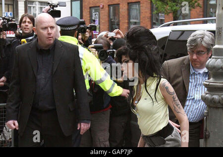 Amy Winehouse arrive au poste de police de Holborn pour être interrogé sur une agression présumée. Banque D'Images