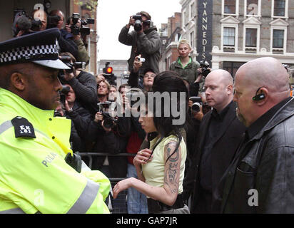 Winehouse agression police quiz Banque D'Images