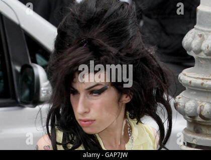 Amy Winehouse arrive au poste de police de Holborn pour être interrogé sur une agression présumée. Banque D'Images