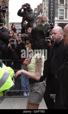 Amy Winehouse arrive au poste de police de Holborn pour être interrogé sur une agression présumée. Banque D'Images