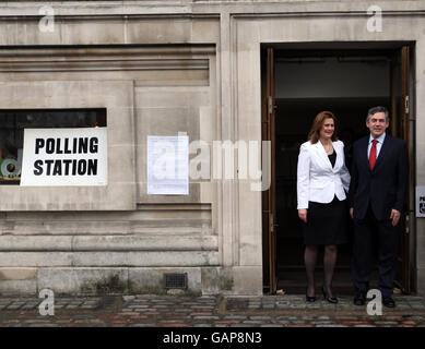 Le Premier ministre Gordon Brown et sa femme Sarah devant le bureau de vote du Methodist Central Hall de Westminster, à Londres, où il a voté aujourd'hui. Banque D'Images