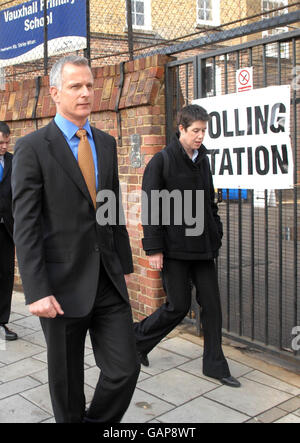 Le candidat libéral démocrate pour le maire de Londres Brian Paddick, en dehors de la Vauxhall Primary School dans le sud de Londres, avant de voter aux élections locales et à Londres Mayoral. Banque D'Images