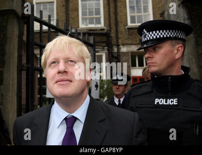 Le candidat conservateur du maire de Londres Boris Johnson quitte un bureau de vote à la Laycock Primary School, Islington, Londres, après avoir voté aux élections locales et Mayoral de Londres aujourd'hui. Banque D'Images