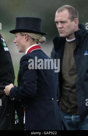 Zara Phillips parle avec Mike Tindall après son tour Glenbuck dans le concours de dressage Banque D'Images