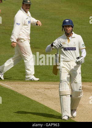 Michael Vaughan, du Yorkshire, quitte le terrain après avoir été licencié pour 42 courses par Stuart Broad, du Nottinghamshire, lors du match de la LV County Championship Division One à Headingley Carnegie, Leeds. Banque D'Images