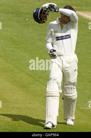 Michael Vaughan, du Yorkshire, quitte le terrain après avoir été licencié pour 42 courses par Stuart Broad, du Nottinghamshire, lors du match de la LV County Championship Division One à Headingley Carnegie, Leeds. Banque D'Images