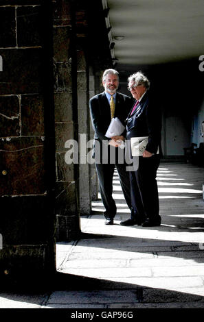 Le président du parti Sinn Fein, Gerry Adams (à gauche), avec le président du Forum national sur l'Europe, Maurice Hayes. M. Adams a pris la parole aujourd'hui à la séance plénière du Forum national sur l'Europe à l'Hôpital Royal Kilmainham, à Dublin. Banque D'Images