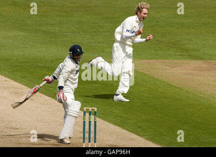 Stuart Broad (à droite), du Nottinghamshire, célèbre le rejet d'Adil Rashid du Yorkshire pour 4 courses lors du match de la LV County Championship Division One à Headingley Carnegie, Leeds. Banque D'Images