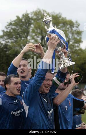 Le capitaine de la ville de Bangor, Marc Limbert, célèbre avec la coupe galloise Après avoir battu Llanelli 4-2 en plus de temps Banque D'Images