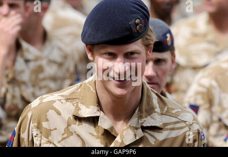 Le prince Harry lors d'une marche dans les rues de Windsor avec son régiment de cavalerie de la maison après avoir reçu leurs médailles de campagne de la princesse Anne. Banque D'Images