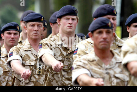 Le prince Harry marche après un service de commémoration pour ceux qui sont morts en Afghanistan à l'église de la garnison de l'armée à Windsor. Banque D'Images