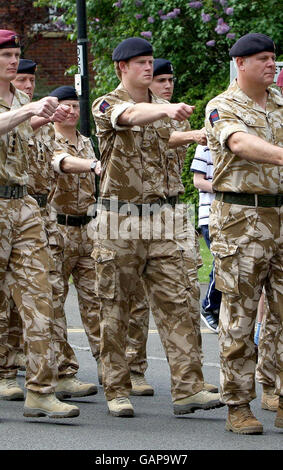 Le prince Harry (au centre) marche après un service de commémoration pour ceux qui sont morts en Afghanistan à l'église de la garnison de l'Armée à Windsor. Banque D'Images