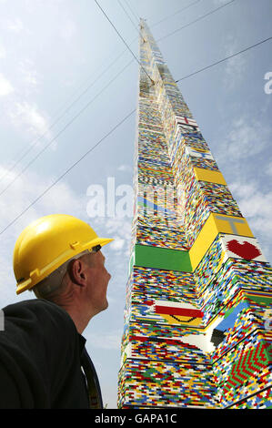 La tour de brique LEGO record au parc LEGOLAND Banque D'Images