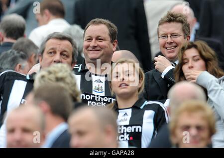 Soccer - Barclays Premier League - Newcastle United / Chelsea - St James' Park.Mike Ashley, propriétaire de Newcastle United (c) et Chris mort (r), président Banque D'Images