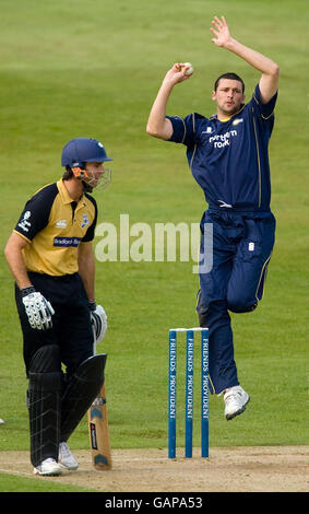 Steve Harmison, de Durham, s'élance dans le bol tandis que Michael Vaughan, du Yorkshire, regarde pendant le match du Provident Trophy des amis à Headingley Carnegie, à Leeds. Banque D'Images