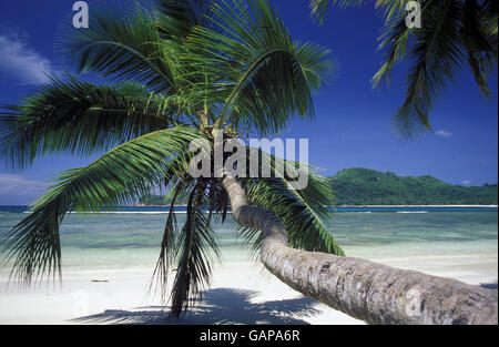 Une plage sur la côte si l'île de Mahé aux Seychelles les îles de l'océan indien Banque D'Images