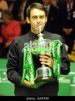 Snooker - Championnats du monde de snooker 888.com - septième jour - le théâtre Crucible.Ronnie O'Sullivan célèbre après avoir remporté la finale du Championnat du monde de Snooker 888.com au Crucible Theatre, Sheffield. Banque D'Images