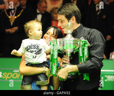 Ronnie O'Sullivan fête avec son fils Ronnie et son partenaire JO après avoir remporté la finale du Championnat du monde de Snooker 888.com au Crucible Theatre de Sheffield. Banque D'Images