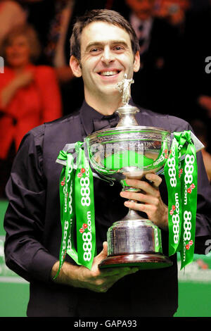 Snooker - Championnats du monde de snooker 888.com - septième jour - le théâtre Crucible.Ronnie O'Sullivan célèbre après avoir remporté la finale du Championnat du monde de Snooker 888.com au Crucible Theatre, Sheffield. Banque D'Images