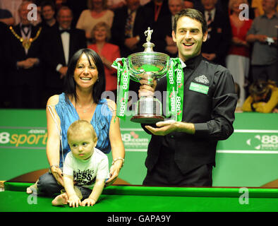 Ronnie O'Sullivan fête avec son partenaire JO et son fils Ronnie après avoir remporté la finale du Championnat du monde de Snooker 888.com au Crucible Theatre, Sheffield. Banque D'Images