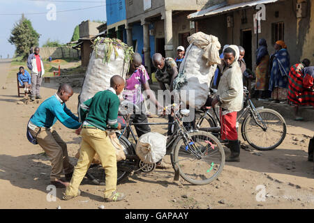Les vélos sont utilisés comme taxis pour les charges lourdes, village près de Ruhengeri, Rwanda, Afrique du Sud Banque D'Images