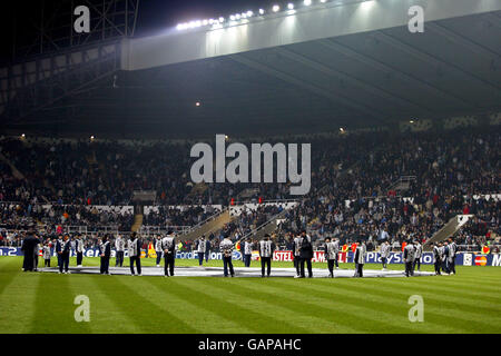 Football - Ligue des champions de l'UEFA - Groupe A - Newcastle United / Barcelone. Ballboys entoure le logo géant de la starball Banque D'Images