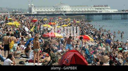 Une plage pleine de monde à Brighton, dans le Sussex, tandis que les gens apprécient le temps chaud lors de ce qui devrait être le jour le plus chaud de l'année jusqu'à présent. Banque D'Images