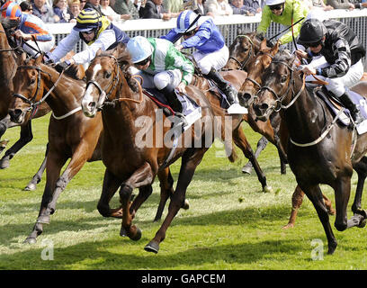 Courses hippiques - 2008 mai Festival - Tattersalls Musidora Stakes - York Racecourse.Affirmée et Ryan Moore (deuxième à gauche) remportent le Duke of York Hearthstead Homes Stakes au York Racecourse, York. Banque D'Images