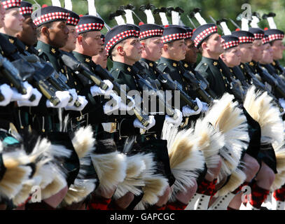 Garde d'honneur du 3e Bataillon, le Royal Regiment of Scotland, pour le très honorable George Reid, nommé haut-commissaire de sa Majesté à l'Assemblée générale de l'Église d'Écosse en 2008, lors d'une cérémonie au Palais de Holyrood House, à Édimbourg. Banque D'Images