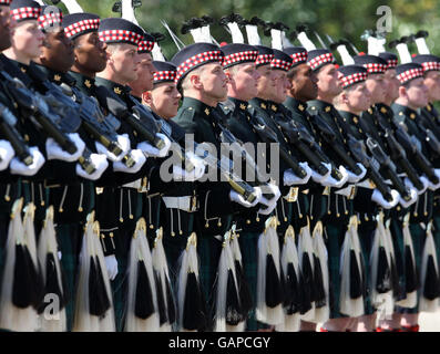 Garde d'honneur du 3e Bataillon le Royal Regiment of Scotland pour le très honorable George Reid, nommé Haut Commissaire de sa Majesté à l'Assemblée générale de l'Église d'Écosse en 2008, lors d'une cérémonie au Palais de Holyrood House, à Édimbourg. Banque D'Images