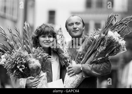 La pop star Phil Collins et l'actrice Julie Walters à un photocall pour promouvoir leur nouveau film 'Buster', basé sur le grand vol de train de 1963. Banque D'Images