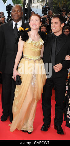 (l-r) Danny Glover, Julianne Moore et Gael Garcia Bernal arrivent pour l'ouverture du Gala et la projection officielle de 'cécité' lors du 61e Festival de Cannes, France. Banque D'Images